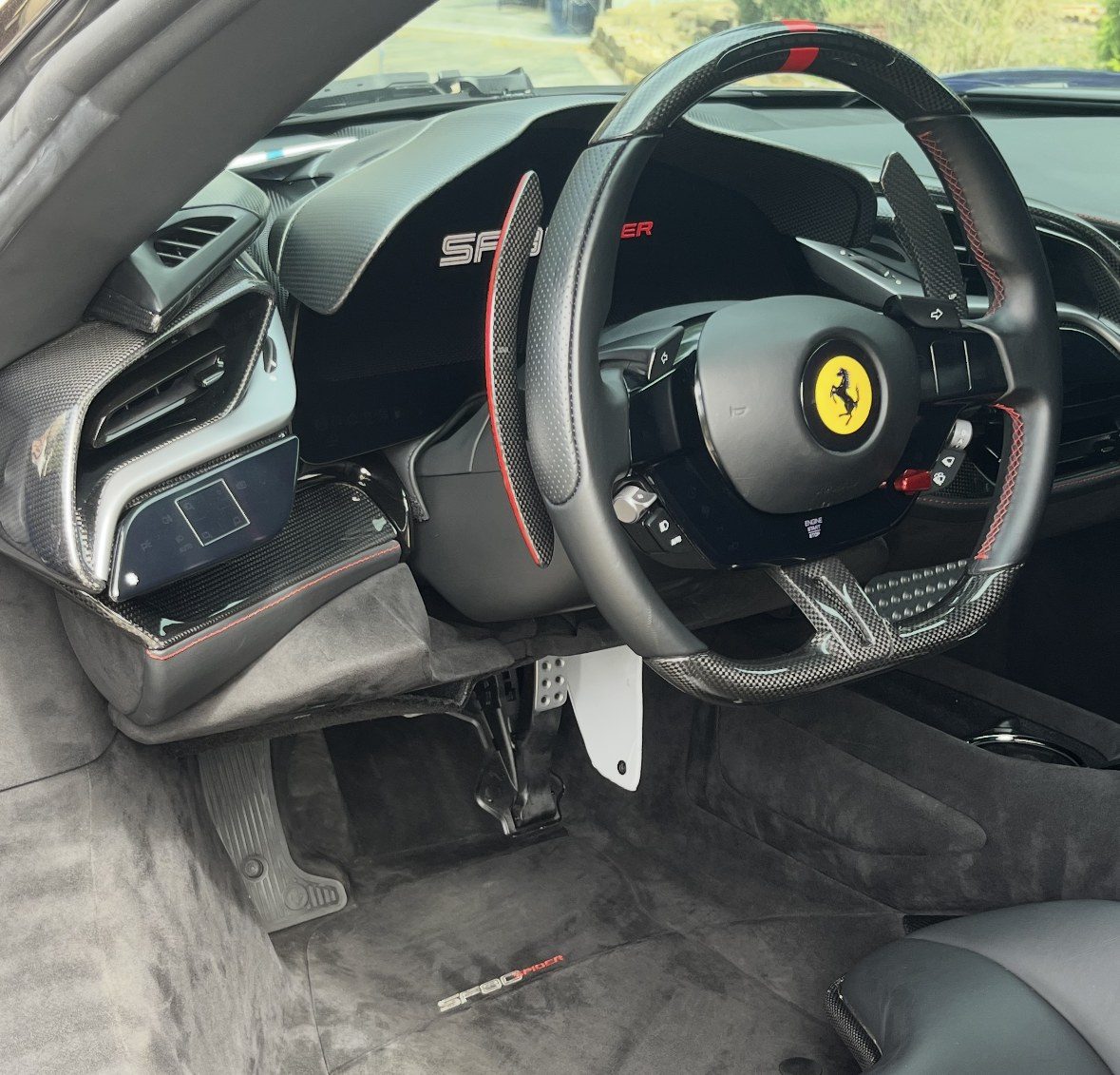 Ferrari SF90, interior
