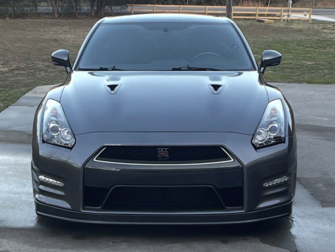 Nissan GT-R, front